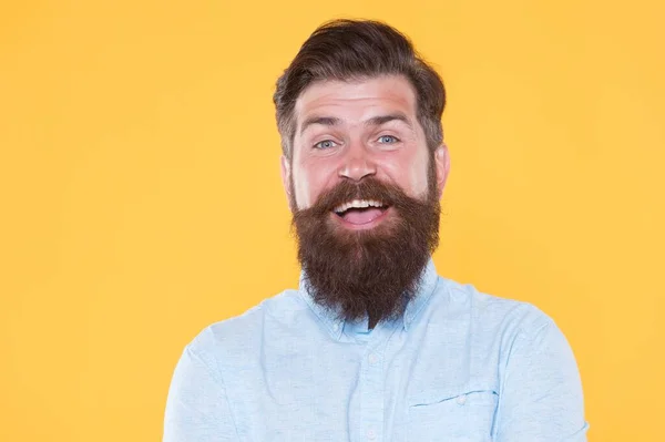 Een prettige lach. volwassen kapper meester. kappers- en kappersconcept. mannelijk haar stijlvol en schoonheid. gelukkige brutale man met baard in wit shirt. professionele chef. Kaukasische hipster met baard — Stockfoto