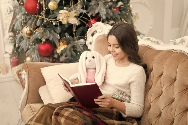 그냥 좋은 겨울 책을 읽고 싶어요. 사랑 스러운 작은 소녀가 장난감 친구에게 크리스마스 이야기를 읽어 줍니다. 행복 한 어린이는 xmas tree 의 책을 읽는다. 휴일에는 목록을 읽어야 한다 — 스톡 사진