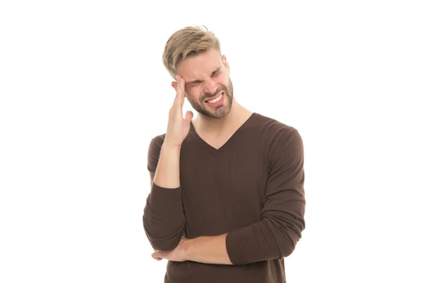 Terribles maux de tête. se sentir stressé et fatigué. beau homme non rasé a migraine porter des vêtements décontractés. jeune homme avec des poils souffrant de douleur isolé sur blanc. santé masculine — Photo