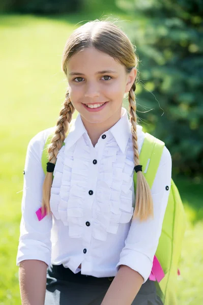 Het delen van de vreugde. Gelukkig kind glimlach zonnig buiten. Terug naar school kijken als een meisje kind. Formele uniform. School mode. Jeugdonderwijs. Kinderdag — Stockfoto