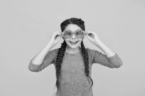 Lunettes de protection uv wera. petite beauté porter des lunettes de fête. bonne enfance. petite fille a un drôle de regard. coiffure enfant mode. enfant souriant avec coiffure. l'adolescence s'amuse. Cheveux tressés en tresses — Photo