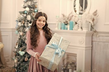 Mutlu Boks Günleri. Mutlu çocuk boks gününde hediye kutusunu tutar. Küçük kız boks gününü kutluyor. Noel hediyesi paketi. Yeni yıl hediyesi paketi. Noel paketi teslimatı. Kutlama günü