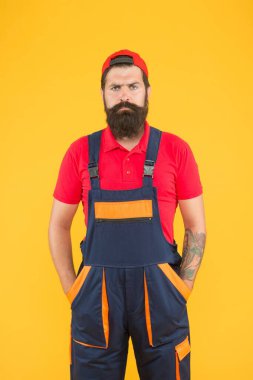 Sakallı olgun bir işçi üniformalı, inşaatçı.