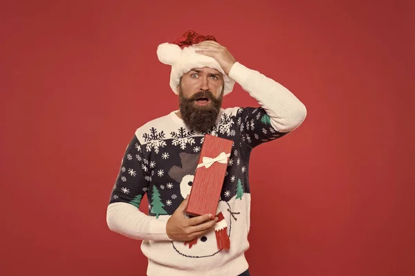 É quase Natal. Um presente do Pai Natal. Feliz Ano Novo. Conceito de presente. Homem comemorar férias com caixa de presente. Camisola de inverno Hipster. Acordo de Dezembro. Envie o presente a parentes. Serviço de entrega — Fotografia de Stock