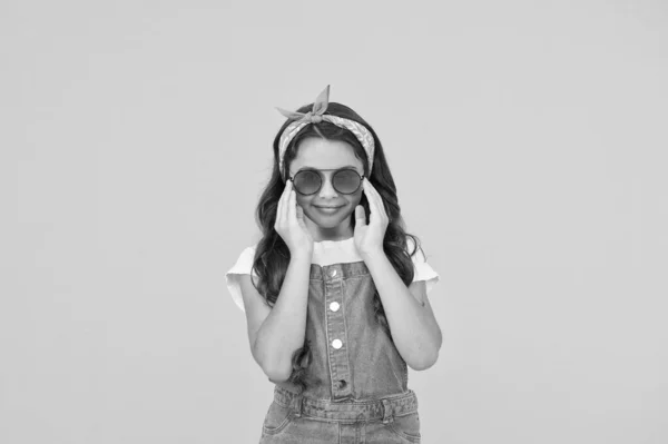 Kis divatos lány nyári ruha napszemüveg, aranyos fashionista koncepció — Stock Fotó
