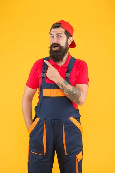 Regarde par là. service professionnel de chargeur de livraison. confiant en uniforme. sur chantier de construction. homme barbu bricoleur. homme mûr heureux travailleur avec barbe. réparation et réparation électricien — Photo