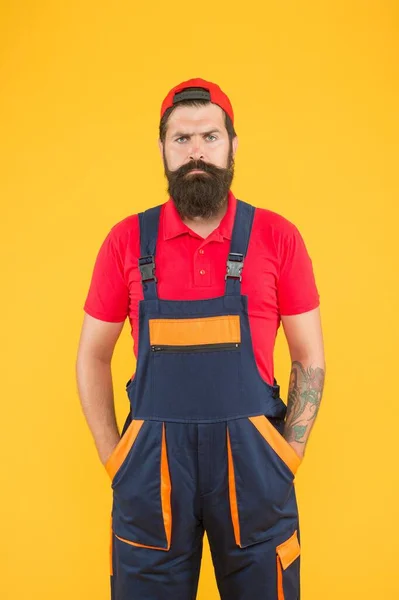 Mogen man arbetare med skägg slitage uniform, byggare — Stockfoto