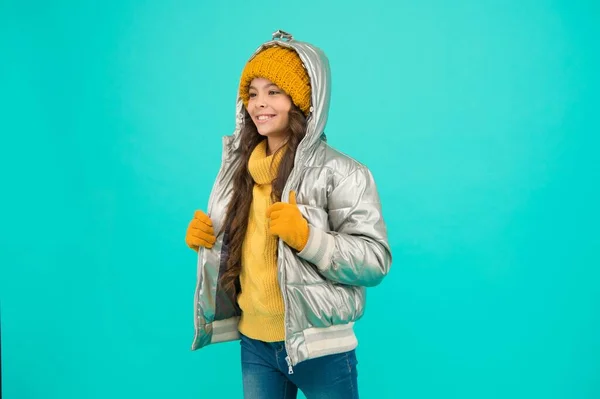 Karácsonyi szünet. Tini lány készen áll a télre. párnázott ruházati stílus. Vigyázz magadra hideg időben. boldog gyermek meleg téli ruhákban. szezonális gyerek divat. kényelmes és kényelmes marad — Stock Fotó