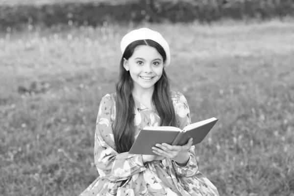 Abriendo la puerta al conocimiento. Niño feliz celebrar libro de verano al aire libre. Día del conocimiento. De vuelta a la escuela. 1 de septiembre. Escuela y educación. Conocimiento y habilidades. Cruce de libros. Explora el conocimiento de los mundos —  Fotos de Stock