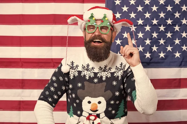 Waar vrijheid woont. Gelukkig nieuwjaar. Gelukkige man viert Kerstmis en Nieuwjaar. Baard hipster man blij lachende Amerikaanse vlag achtergrond. Fijne feestdagen. Vrolijk kerstfeest. Vakantie seizoen in Verenigde Staten — Stockfoto