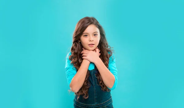 Felicidade infantil. Menina feliz. Beleza e moda. moda de criança pequena. Dia internacional das crianças. menina pequena criança com cabelo perfeito. sentido de liberdade. Não consigo respirar. gripe — Fotografia de Stock