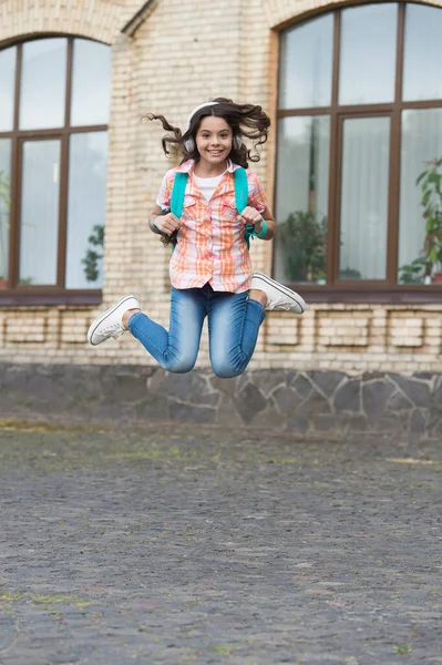 Счастливого дня детей. Энергичный детский прыжок на школьном дворе. Школьное образование. Международный день защиты детей. 20 ноября. Счастливое детство, ведущее к будущему — стоковое фото