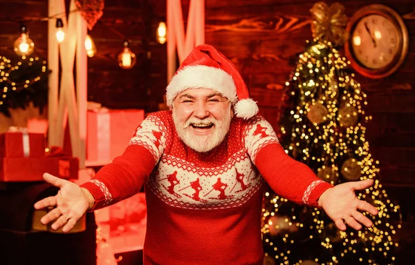 Добро пожаловать. Вязаный свитер. Санта Клаус. Мужчина старший Санта-Клаус носит свитер скандинавского образца. Зимние традиции. Празднуй новый год. Старик. Рождественские традиции. Следуй традициям. Декабрь продажа — стоковое фото