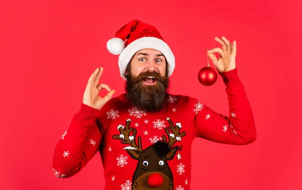 Conceito de otimismo. Dias melhores virão. Inspiração de inverno. Decoração de festa de ano novo. Prepare-se para as férias. Homem hipster barbudo segurar decoração de Natal. Decore a sua casa. Festa de Natal. Organizar parte — Fotografia de Stock