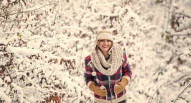 Mutluluk dolu. Kışın heyecanlı bir kadının portresi. Dışarıdaki neşeli kız. neşeli ve enerjik bir kadın. Kış günü kayak tatili. Kalın giysiler içinde güzel bir kadın. Doğanın tadını çıkarıyorum