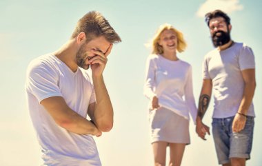 Bu kadar üzülme. İlişki sorunları. Aile psikolojisi. Kişiler arası ilişki. Anlayış ve destek. Birbirine aşık çiftler. Üçüncü adam. Aşk üçgeni. İhanet ve boşanma