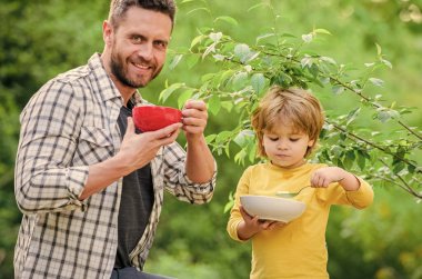 Sağlıklı beslenme konsepti. Çocuklar için menü. Beslenme alışkanlıkları. Aile ev yapımı yemeğin tadını çıkarır. Sağlıklı kahvaltı. Baba oğul yemek yer ve eğlenir. Küçük çocuk ve babası yemek yiyor. Besleyici çocuklar ve yetişkinler