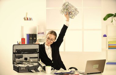 Ekonomi ve finans. Zengin bir banka çalışanı. Kendine yatırım yap. Ofis çantalı bir iş kadını. Başarılı kadın çok para kazandı. Para kazanıyor. kendine güvenen milyoner