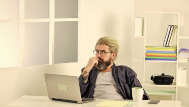 Projesine tutkuyla bağlıydı. Adam işi için araştırma yapıyor. İnternet alışveriş sitesine bakıyorum. Evde dinlenmek. Dizüstü bilgisayar kullanan ya da uygulamada çalışan bir adam. Yakışıklı adam evde dizüstü bilgisayar kullanıyor.