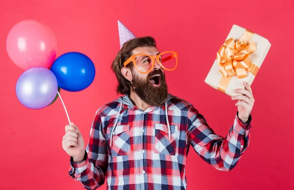 Nagroda Doskonałości. niespodzianka dla niego. Menedżer imprezy z prezentem. Dojrzały facet w koszuli w kratkę z balonami. stylowy mężczyzna bawiący się w urodziny. Brodaty człowiek świętuje święto. rocznica — Zdjęcie stockowe