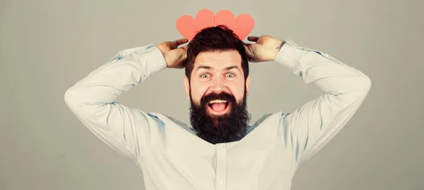 Pareces tão louco de amor. Feliz Dia dos Namorados. Homem barbudo com corações vermelhos na cabeça. Hipster com corações pequenos. Homem valentine sexy com cartões em forma de coração. Expressando seu amor — Fotografia de Stock