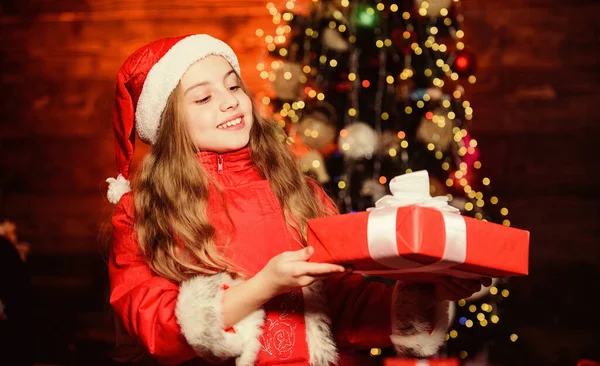 Noel Baba kostümlü kız Noel Baba hediye kutusu. Sürpriz hediye hazırla. Açık hediye. Mutlu anlar. Kış tatili Noel bağışlama zamanıdır. Alışveriş ve satış. Şenlikli atmosfer Noel günü — Stok fotoğraf