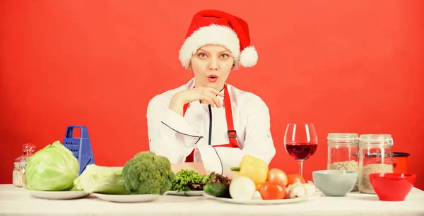 Eenvoudige ideeën voor kerstfeest. Vrouwelijke chef-kok Santa hoed koken in de keuken. Beste kerst recepten van perfecte huisvrouw. Kerstdiner idee. Koken voor familie. Gezonde kerstvakantie recepten — Stockfoto