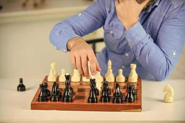 下棋智力爱好。木制棋盘上的数字考虑下一步。战术是知道该怎么做。发展逻辑。学习下棋。国际象棋课战略概念 — 图库照片