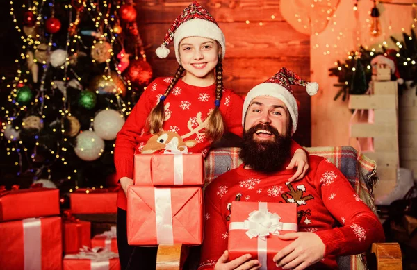 Papá y su hijo abren regalos de Navidad. Recuerdos favoritos de la infancia de Navidad. Felicidad y alegría. Pasa tiempo con tu familia. Padre barbudo hombre e hija cerca del árbol de Navidad. Felices fiestas — Foto de Stock