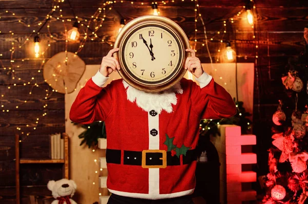 Quase meia-noite. Pede desejos. Papai Noel segurar relógio vintage. Está na hora de celebrar. Feliz Natal! Feliz Natal! Homem barbudo a informar o tempo. Hora da festa de inverno. Preparem-se. Faltam alguns minutos. Contagem regressiva do ano novo — Fotografia de Stock