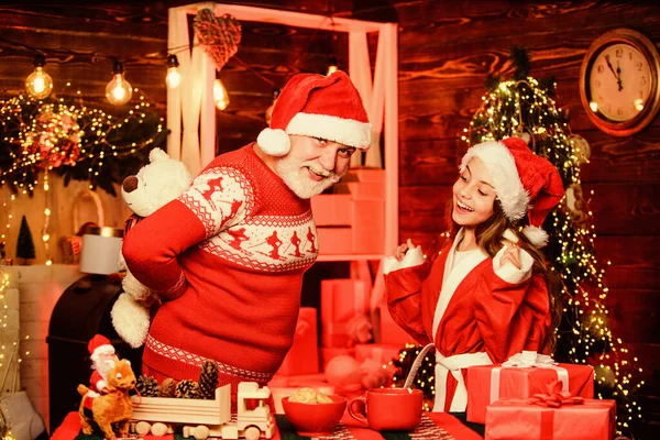 Tradición festiva. Felicidad y alegría. Alegre celebración. Sorpresa de regalo. Juguete de regalo para niño. Bonito regalo. Día de boxeo. Feliz infancia. Niño disfrutar de la Navidad con el abuelo barbudo Santa Claus — Foto de Stock