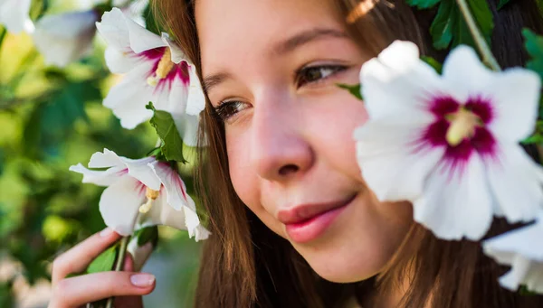 Flicka med hibiskus buske blomma på våren blommar säsong eller sommar natur, skönhet — Stockfoto