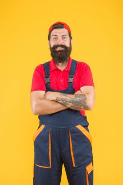 Sakallı olgun adam üniforması giyiyor, mimar.