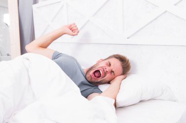 Düzenli bir şekilde yuvarlak ritim tutturmak genel sağlık için gereklidir. Yakışıklı adam uyuyor. Bahşişler daha iyi uyuyor. Her gece yeteri kadar uyuyorum. Sakallı adam uyukluyor.