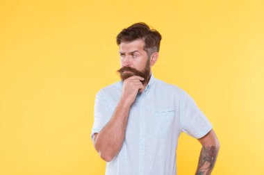 Sakallı vahşi hippi beyaz gömlekli, berber dükkanlı profesyonel berber.