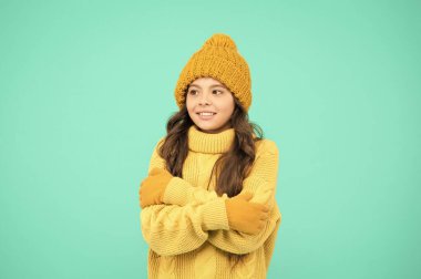 Üşüyorum. Kendini sıcak tut. Çocuklar için kış aktivitesi. En sevdiği süveter giyen küçük kız. Şapka ve eldiven aksesuarı. Grip yok. Kış tatiline hazır ol. Örgü kıyafetler moda oldu. Soğuk mevsim modası