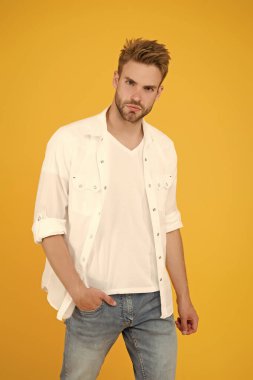 Ayrıcalıklı konuma ulaştım. Seksi maço adam. Resmi moda. Resmi tarz. Kıyafet dükkanı. Çekici adam gömlek giyer. Cazibesine güveniyor. Sakallı adam iş stili. Yakışıklı erkek manken.