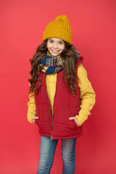 Hübsches Mädchen in Puffweste mit Strickmütze und Pullover, warme Kleidung — Stockfoto