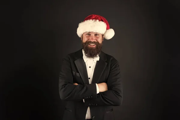 Mantieni la calma e felice anno nuovo. Buon uomo d'affari festeggiare Natale e Capodanno. Uomo barbuto felice sorridente in cappello di Babbo Natale. Buone vacanze invernali. Buon Natale. Ciao. — Foto Stock