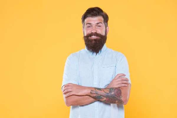 Charismatische man die er gelukkig uitziet. mannelijke kapper mode. haar- en baardverzorging. Baard kok in wit shirt. Brutale blanke hipster met snor. zelfverzekerde en knappe brutale man. Gezichtsverzorging — Stockfoto