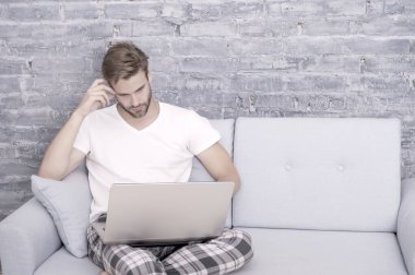 Yakışıklı bir adam internetten biriyle çıkıyor. Kanepede rahat bir erkek. İnternet 'ten hoşlanan adam. Sosyal medya bağımlılığı. Bilgisayar bağımlısı. Flört et ve mesaj at. Mobil suistimal ile ev hayatı. Boşluğu kopyala