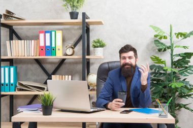 Ofiste sabahlar. Uykucu büro çalışanı büro masasında kahve içer. Sabah alışkanlığı. Modern yaşam tarzı. İş hayatı
