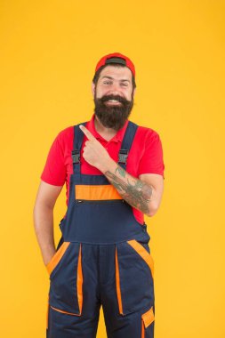 Şuna bir bak. Elektrikçi tamir ve onarım. Profesyonel teslimat yükleme servisi. Üniformadan emin. İnşaat alanında çalışıyorum. Sakallı erkek tamirci. Mutlu sakallı, olgun bir işçi.