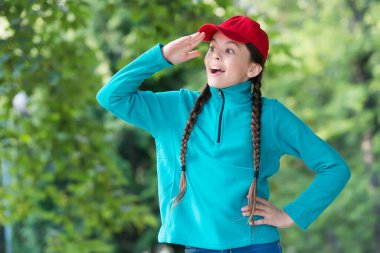 Merak keşfin yakıtıdır. Küçük kız doğal manzaraya bakıyor. Yaz tatili. Mutlu bir çocukluk. Sıradan moda tarzı. Çocukların beyninde merak gelişiyor. Gelecek meraka aittir.