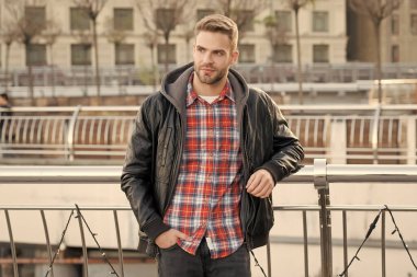 Modaya uygun giysiler. Şehir geçmişinde şık görünümlü yakışıklı bir adam. Modaya uygun giyinmiş beyaz bir adam. Sonbahar ya da bahar mevsimi. Modaya uygun ama sıradan. Moda eğilimi ve tarzı