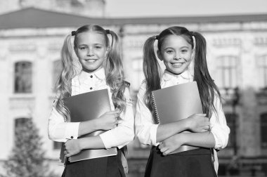 Gerçek arkadaşlarla hayat daha iyi. Okul arkadaşları kitap tutarlar. Mutlu arkadaşlar okula dönsün. Sevimli sınıf arkadaşları. Okul ve eğitim. Dostluk günün kutlu olsun. İlişki. Asla başarısız olmayan arkadaşlar.