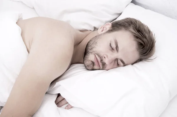 Przystojny nieogolony facet w łóżku. Napiwki śpią lepiej. Brodaty mężczyzna relaksujący się na poduszce. Miękka poduszka. Dosyć dużo snu każdej nocy. Koncepcja opieki zdrowotnej. Cykl snu reguluje rytm dobowy — Zdjęcie stockowe