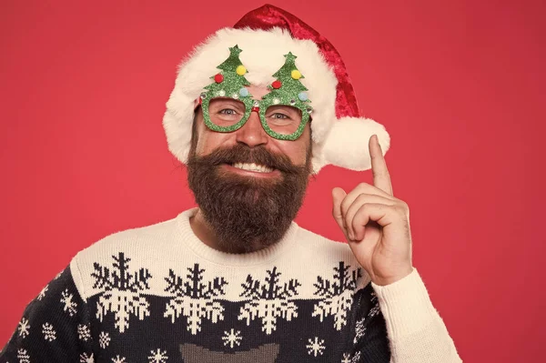 J'ai une idée pour les vacances d'hiver. Joyeux Père Noël garder doigt levé fond rouge. Homme barbu sourire avec look de fête d'hiver. Style d'hiver festif. Fête du Nouvel An. Joyeux Noël. Saison d'hiver — Photo
