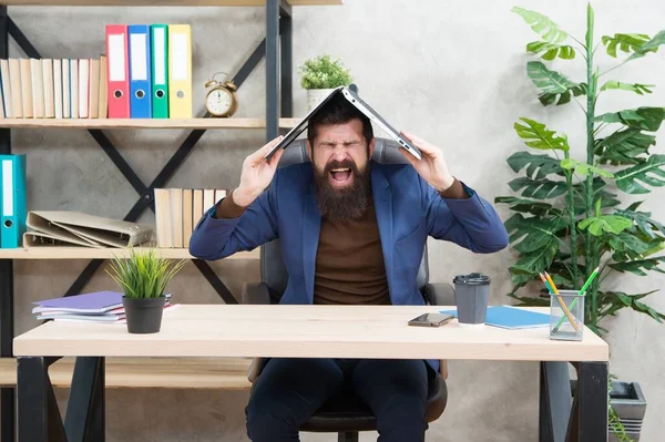 Ingeniero problemático grito de ira sosteniendo ordenador portátil en la cabeza en la oficina moderna, problema — Foto de Stock