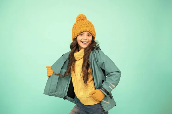 야외로 나가자. 추운 계절 날씨. 아이들을 위한 야외 활동. 작은 소녀 스웨터. 모자와 장갑 악세서리. 독감도 없고. 따뜻 한 옷 판매. 가운입은 행복 한 아가씨. 겨울 휴가. 뜨개질 한 의상 유행 — 스톡 사진